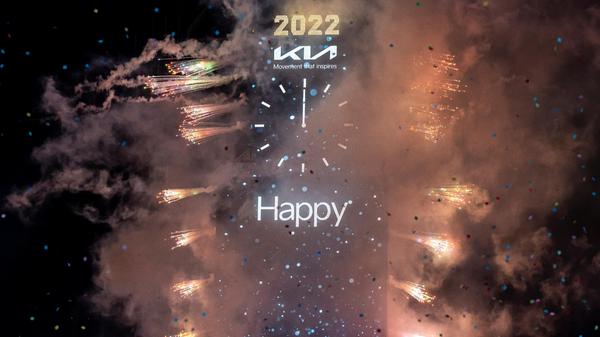 In New York wurde das neue Jahr am Times Square trotz rekordverdächtigen Corona-Infektionszahlen wieder mit Publikum begrüßt. Um Mitternacht glitt traditionell ein leuchtender Kristallball an einem Fahnenmast herunter und läutete unter dem Jubel Tausender das neue Jahr ein - der sogenannte "Ball Drop". Es regnete Konfetti, und durch die Straßen schallte das Lied "New York, New York".