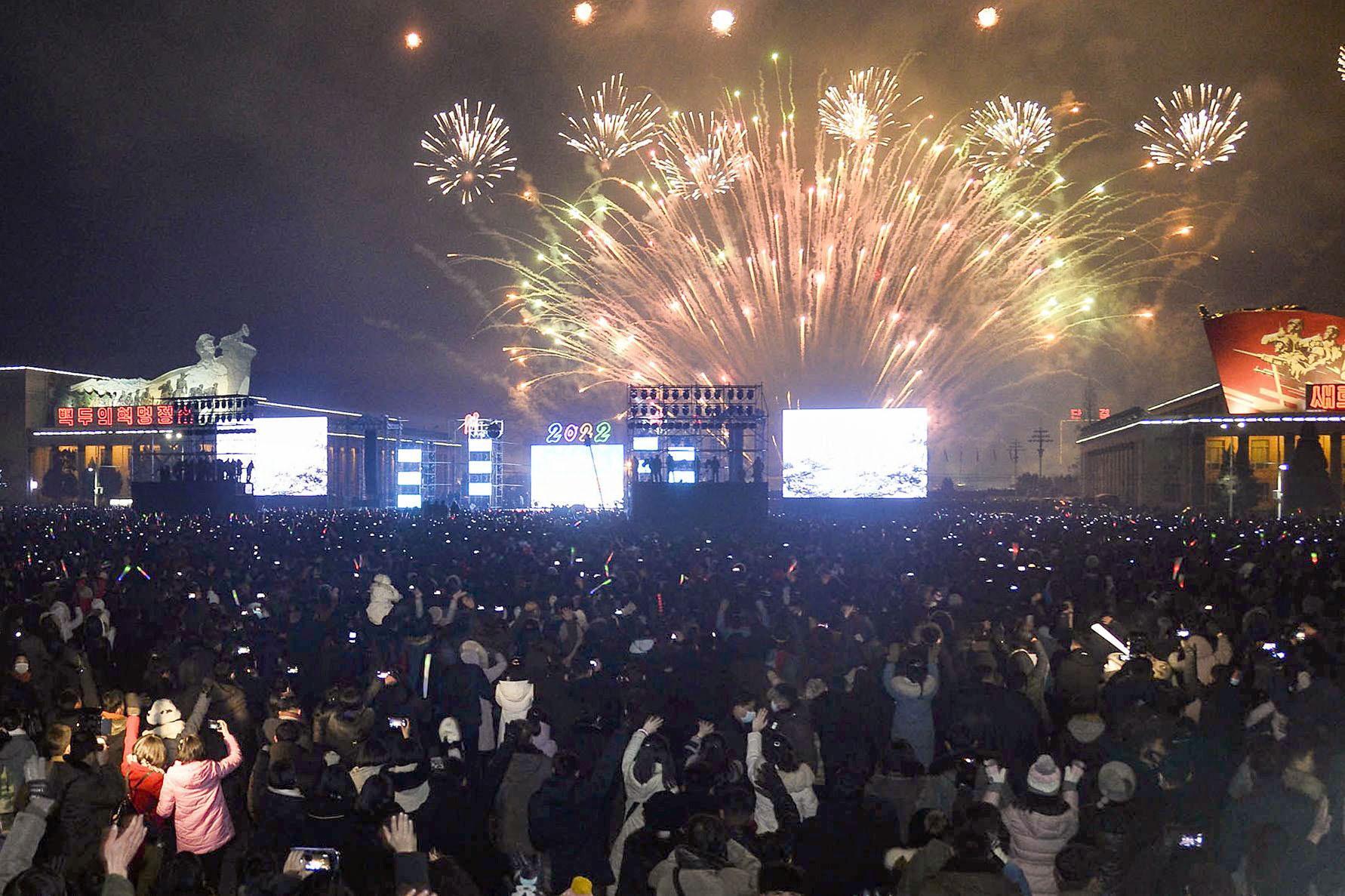  Auch in Nordkorea versammelten sich Menschen, um das Feuerwerk bei den Silvesterfeierlichkeiten in Pjöngjang zu sehen.