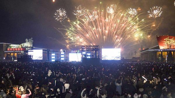 Auch in Nordkorea versammelten sich Menschen, um das Feuerwerk bei den Silvesterfeierlichkeiten in Pjöngjang zu sehen.