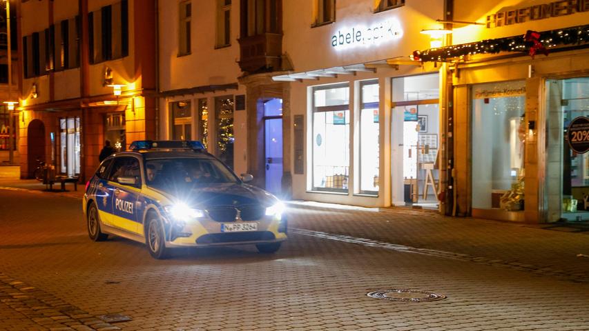 Am Silvesterabend patroullierte die Polizei in Erlangen durch menschenleere Straßen und hatte nur wenig zu tun.