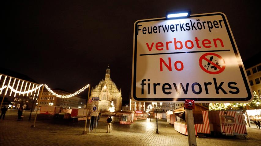 Wieder ein Jahr, in dem Feiern schwer fällt: Auf dem Hauptmarkt in Nürnberg ist wie überall in den Städten Böllern verboten. 