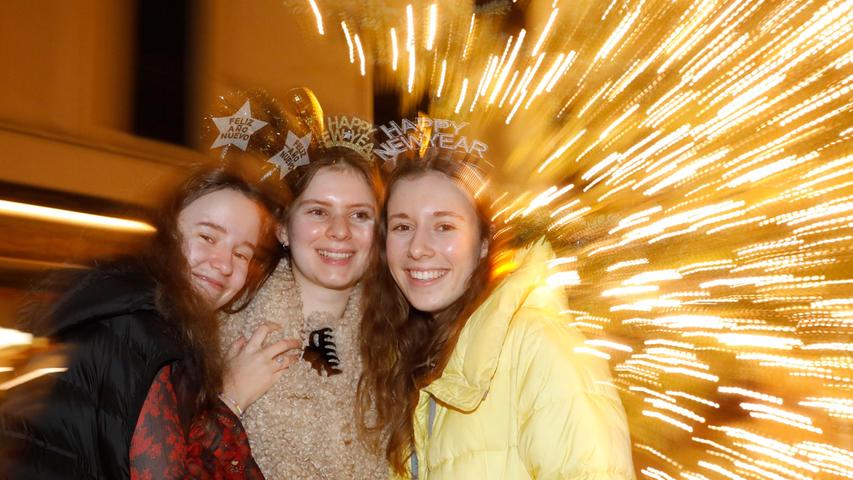 Strahlende Gesichter trotz Corona: Diese drei jungen Frauen in Nürnberg lassen sich ihre gute Laune nicht nehmen. 