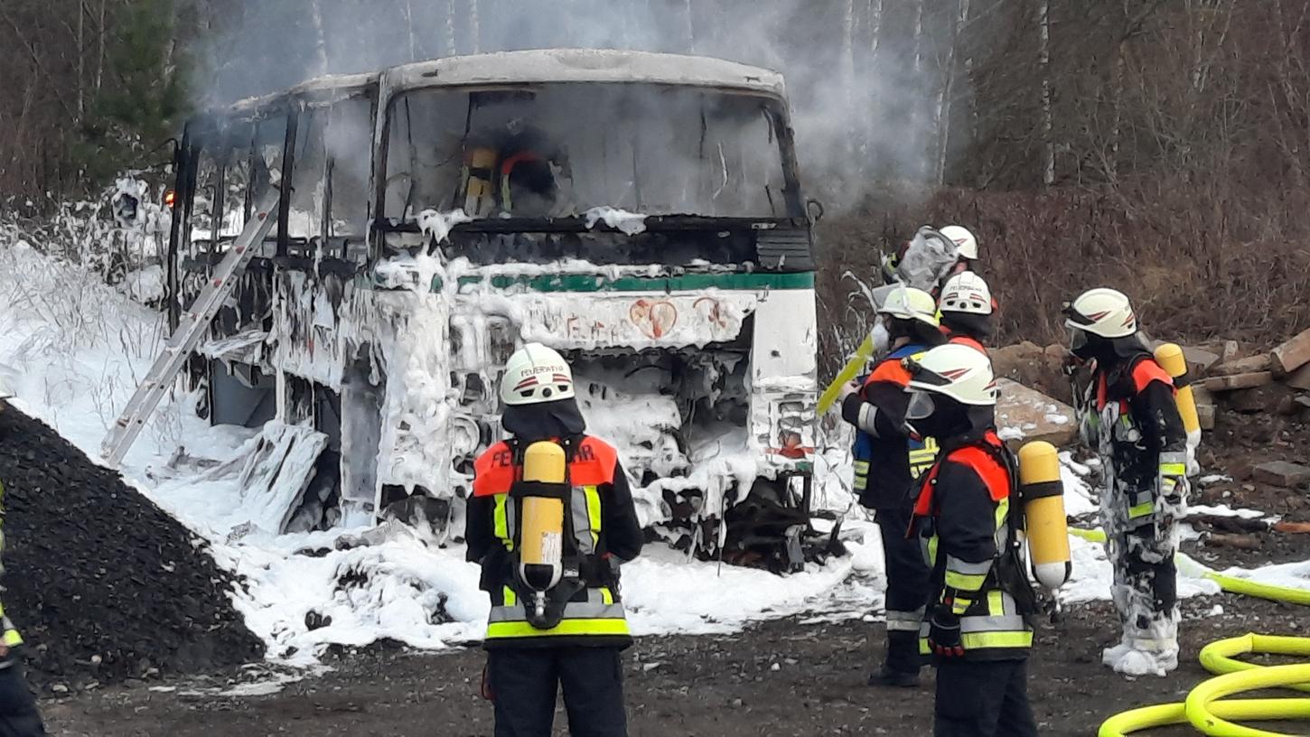 Ein ausrangierter Bus brannte am Neujahrstags im Auerbacher Industriegebiet Leonie völlig aus. Ein ausrangierter Bus brannte am Neujahrstags im Auerbacher Industriegebiet Leonie völlig aus.