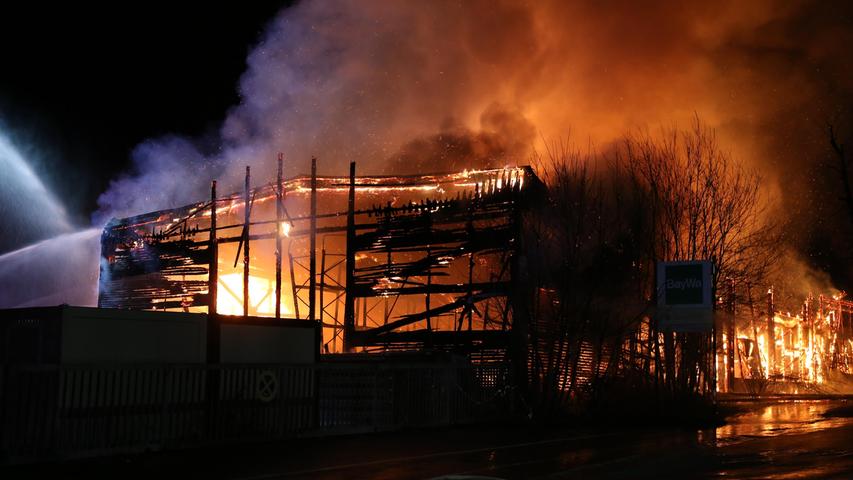 Am Samstagabend geriet eine Lagerhalle in Marktredwitz in Brand. Gegen 20.50 Uhr alarmierten Passanten die Feuerwehr, die Einsatzkräfte leiteten umgehend Schutzmaßnahmen ein.
