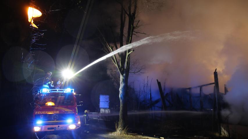 Die Feuerwehr konnte den Brand schnell unter Kontrolle bringen, die Löscharbeiten dauerten aber mehrere Stunden an.
