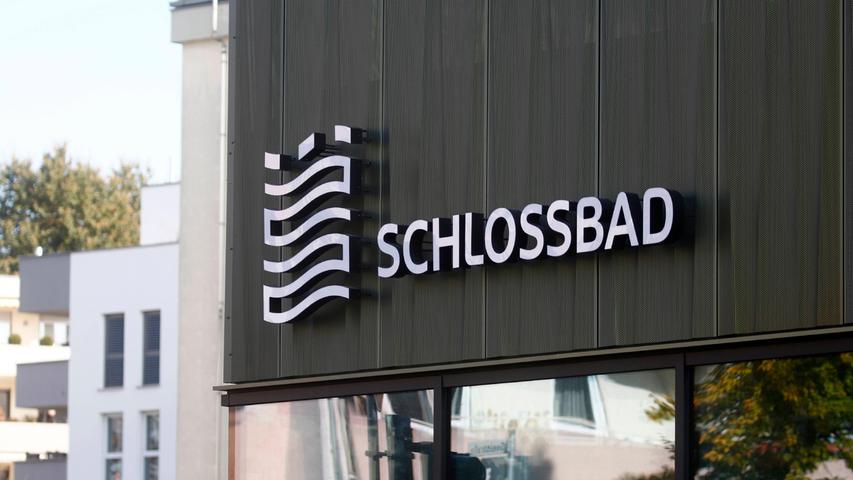 Auf der Fassade an der Seelstraße hängt im Sommer 2021 der Name Schlossbad.  