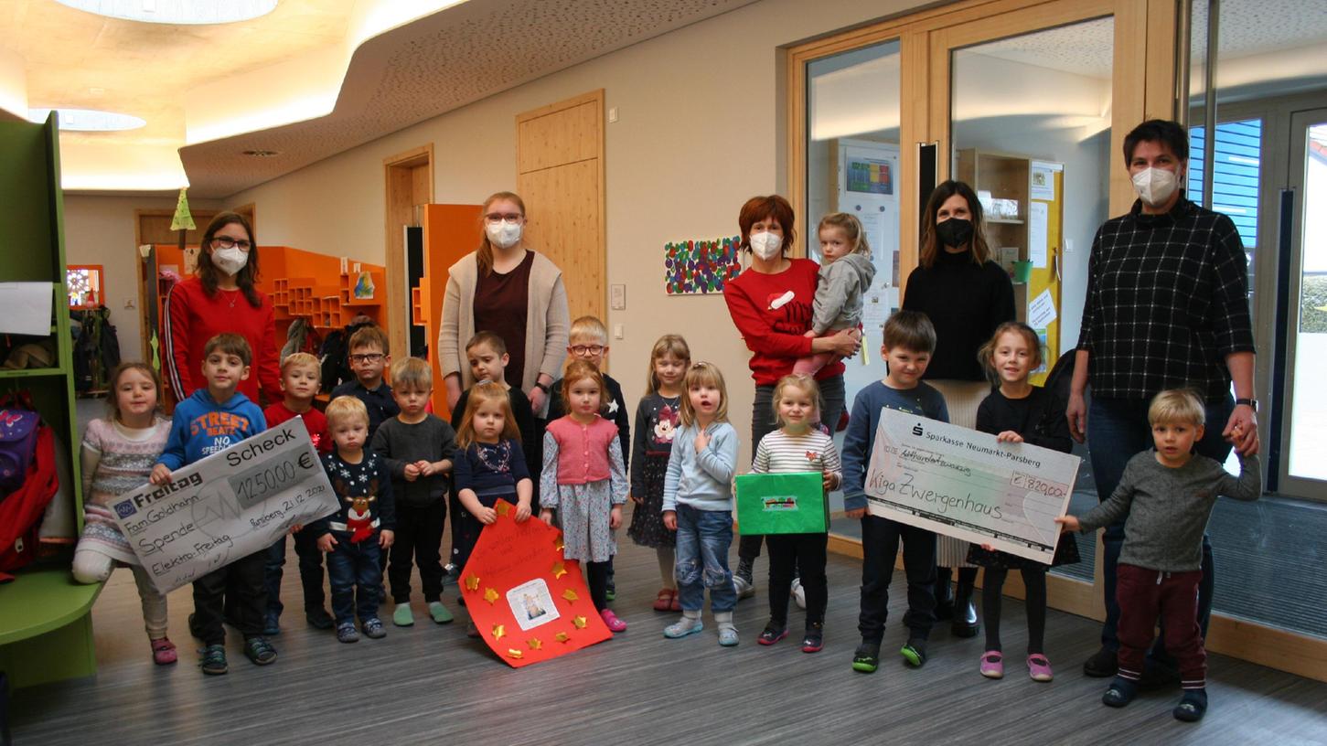 Kiga Leiterin Manuela Bayerl (re.) mit ihrem Team Lisa Weglöhner, Sophia Friede, Michaela Pöppel und Elternbeiratsmitglied Alexandra Münch freuten sich über den großen Erlös von 2070 Euro.
Kiga Leiterin Manuela Bayerl (re.) mit ihrem Team Lisa Weglöhner, Sophia Friede, Michaela Pöppel und Elternbeiratsmitglied Alexandra Münch freuten sich über den großen Erlös von 2070 Euro.