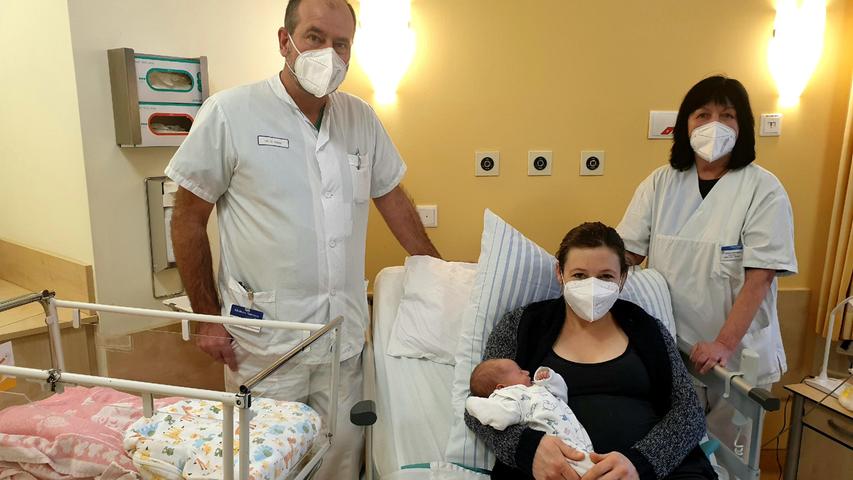 Charlotte war die Erste im Jahr 2022! Das erste Baby, das in Nürnberg in diesem Jahr geboren wurde. Um 1.04 Uhr kam sie im Südklinikum auf die Welt. Bei der Geburt wiegt sie 3400 Gramm und ist 52 Zentimeter groß.