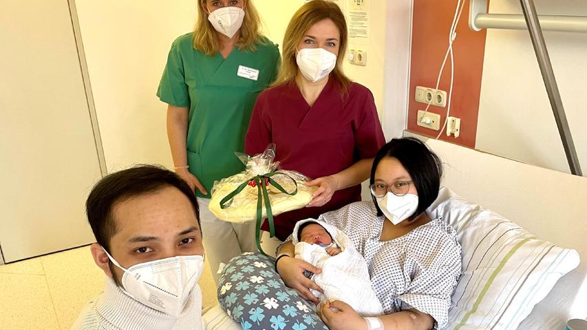 Hebamme Natalya Starovoytova und Ärztin Dr. Ute Kunzmann (links) heißen die kleine Elena auf der Welt willkommen. Sie wird um 5.21 Uhr geboren, ist 3300 Gramm schwer und 50 Zentimeter groß. Die Tochter der glücklichen Eltern Ha My Dang und Tran Van Thanh ist das erste Baby im St. Theresien-Krankenhaus im Jahr 2022.