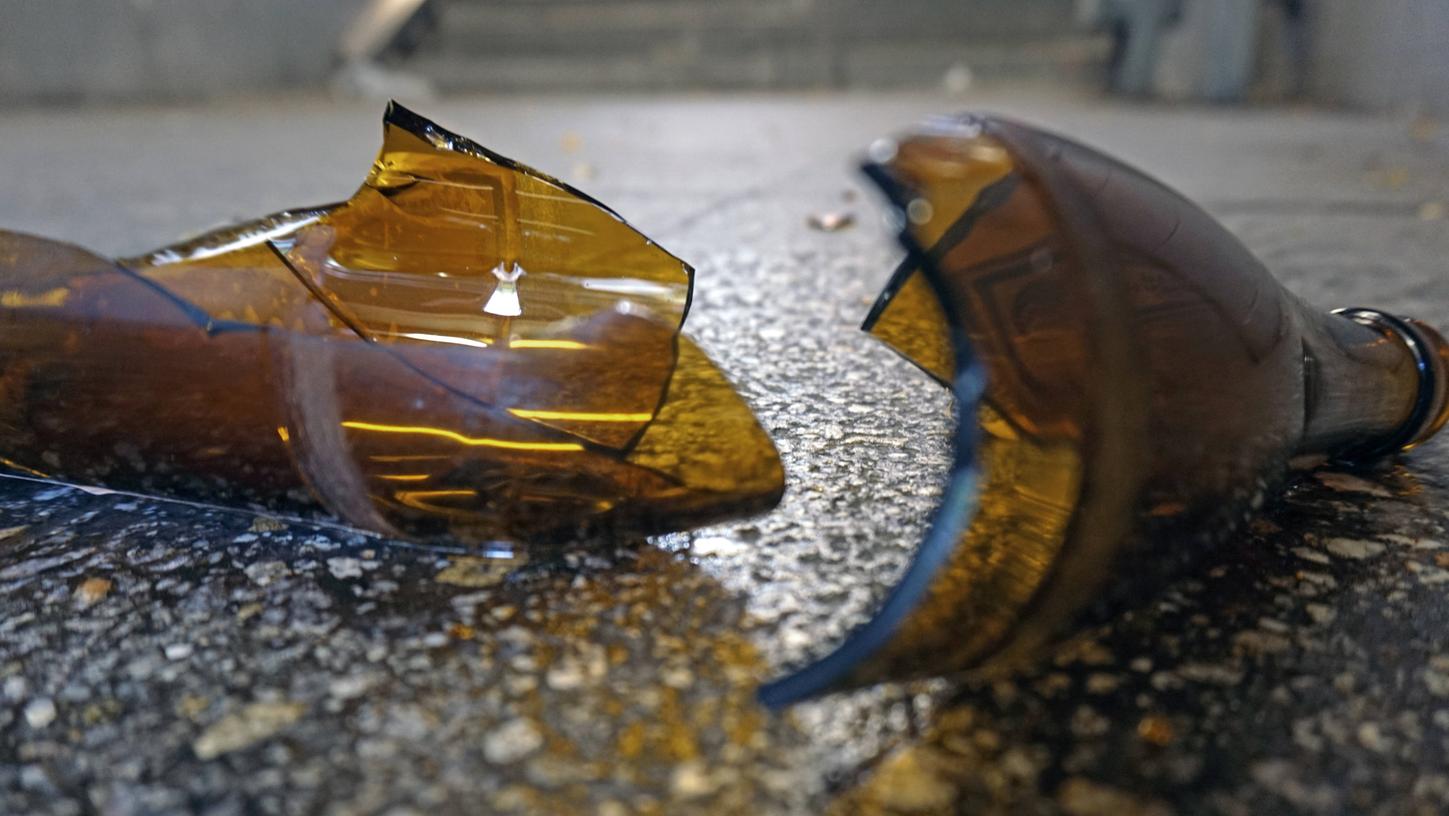 Durch die Luft geworfene Glasflaschen haben Personen in Neustadt/Aisch verletzt. Durch die Luft geworfene Glasflaschen haben Personen in Neustadt/Aisch verletzt.
