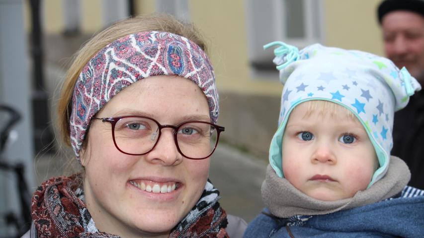 Nadine Schnöll mit ihrem Sohn Jonas aus Unterwurmbach stimmt Gerlinde Siebentritt zu und ergänzt, dass die zwischenmenschlichen Beziehungen wieder besser werden müssen. Zudem möchte sie, 