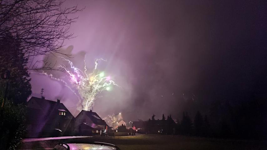 Den erleuchteten Nachthimmel bei Feuerwerk-Schein in Wichsenstein hat unser Mitarbeiter Thomas Weichert fotografisch festgehalten.
 
