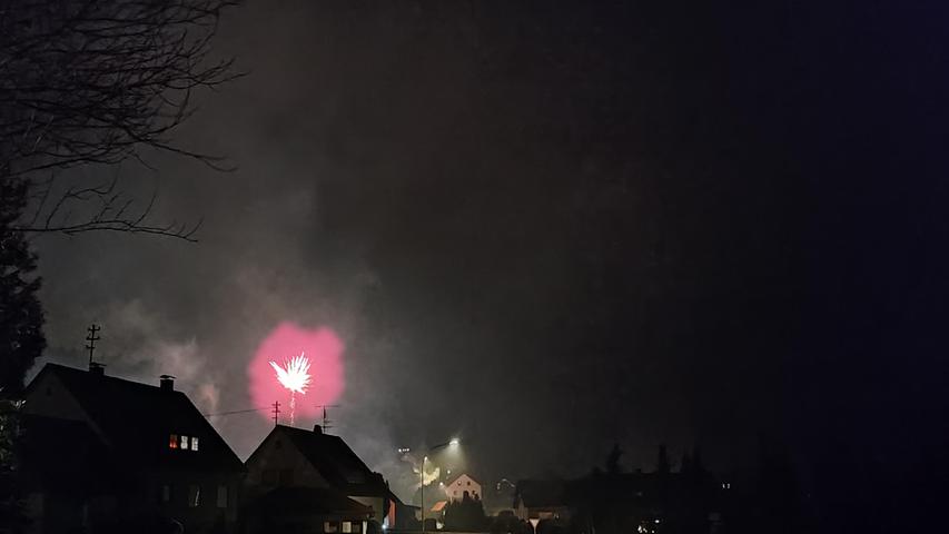Den erleuchteten Nachthimmel bei Feuerwerk-Schein in Wichsenstein hat unser Mitarbeiter Thomas Weichert fotografisch festgehalten.  