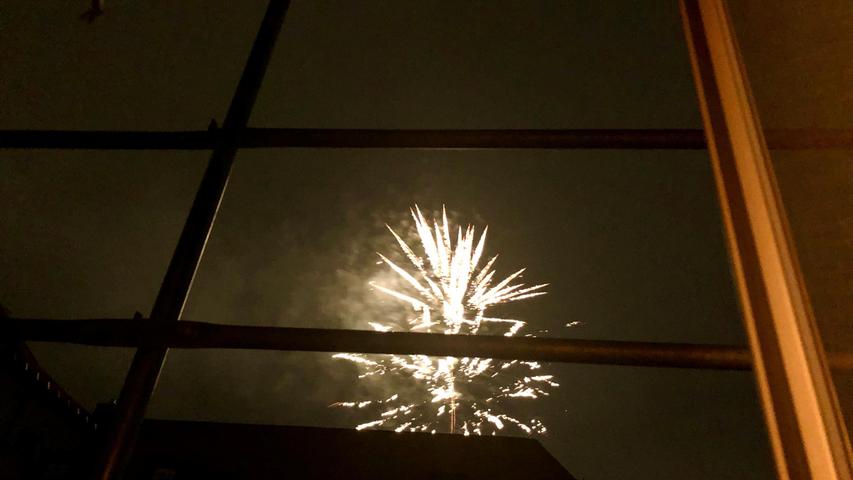 Feuerwerk in Forchheim, fotografiert bei einem Gerüst in der Stauffenbergstraße.  