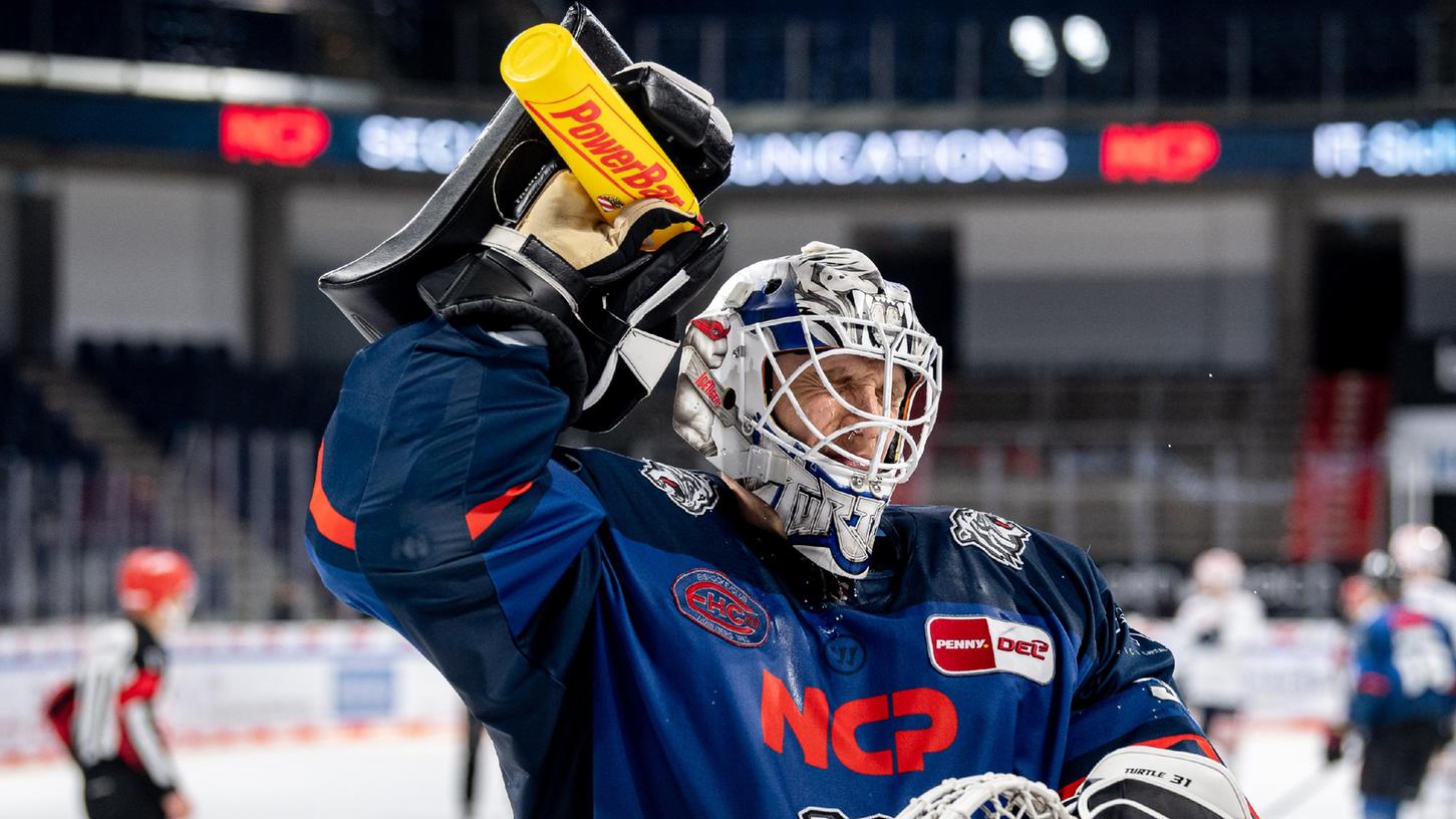 Abkühlung dringend vonnöten: Niklas Treutle musste fünfmal den Puck aus seinem Tor holen. 