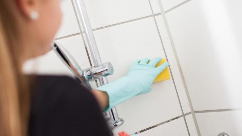Vom Schimmel befallene Silikonfugen werden feucht mit Haushaltsreiniger abgewischt. Vom Schimmel befallene Silikonfugen werden feucht mit Haushaltsreiniger abgewischt.