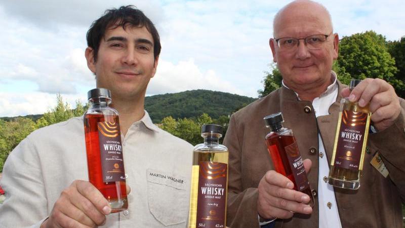 Brenner und Start-up-Unternehmer Martin Wagner und Brauereichef Steffen Dittmer aus Löbau mit dem ersten Oberlausitzer Whisky. Brenner und Start-up-Unternehmer Martin Wagner und Brauereichef Steffen Dittmer aus Löbau mit dem ersten Oberlausitzer Whisky.