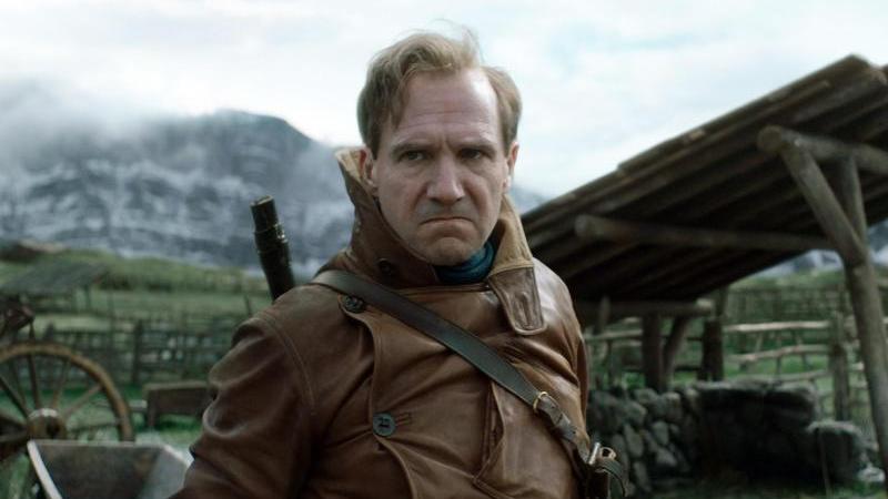 Ralph Fiennes als Oxford in einer Szene des Films "The King's Man: The Beginning".
