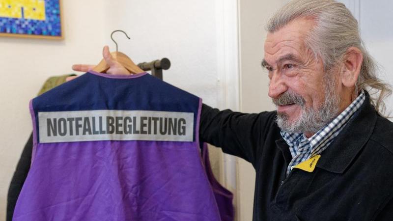 Notfallbegleiter wie Halil Aydemir brauchen viele Qualifikationen: Sie müssen über den Islam Bescheid wissen, den Koran und möglichst auch die Kultur des Betroffenen kennen. Notfallbegleiter wie Halil Aydemir brauchen viele Qualifikationen: Sie müssen über den Islam Bescheid wissen, den Koran und möglichst auch die Kultur des Betroffenen kennen.
