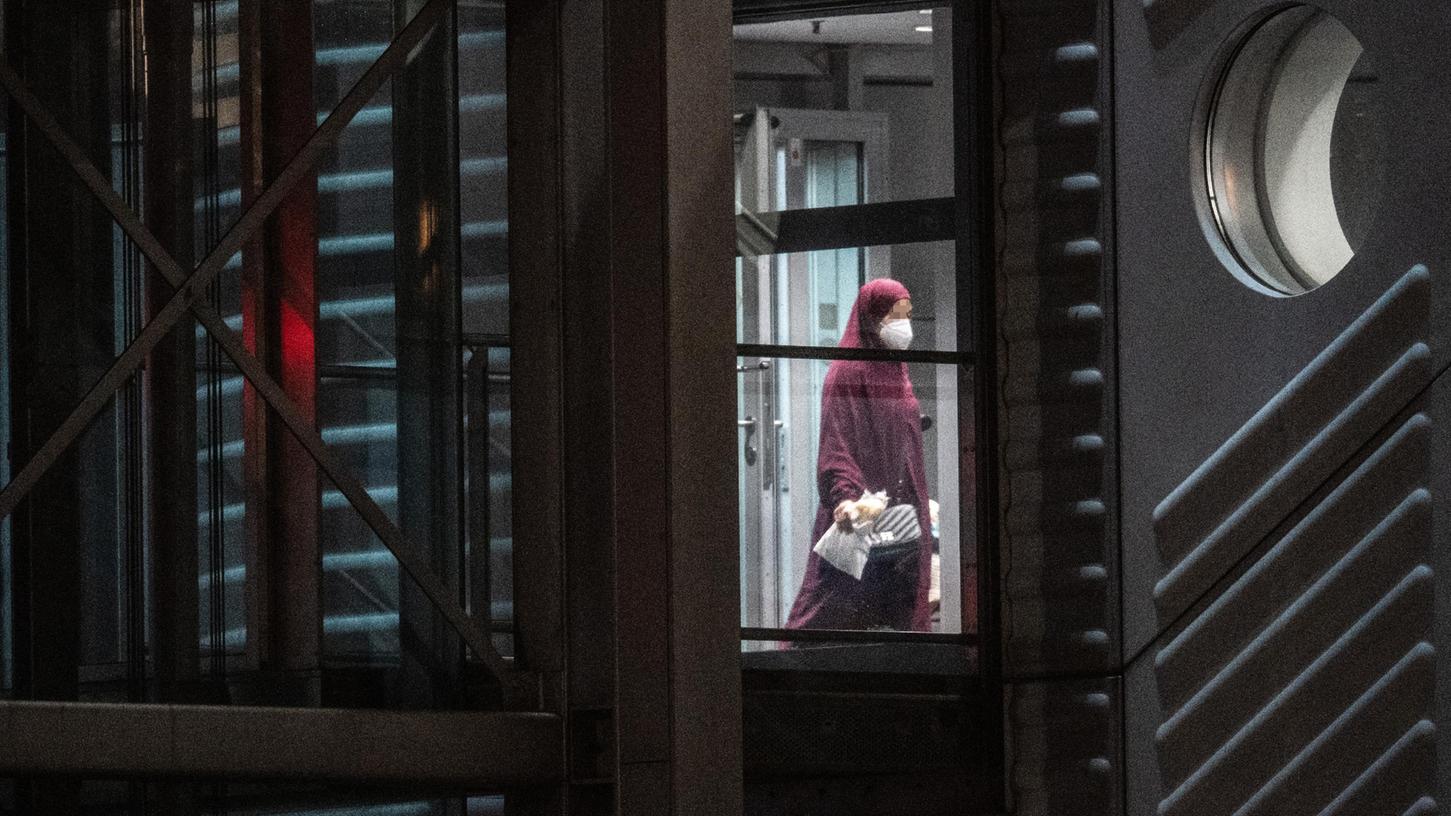 Eine verschleierte Frau verlässt eine Chartermaschine am Flughafen Frankfurt. In einer zunächst geheim gehaltenen Aktion hatte die Bundesregierung acht deutsche IS-Anhängerinnen mit ihren 23 Kindern aus einem Gefangenenlager in Syrien geholt.