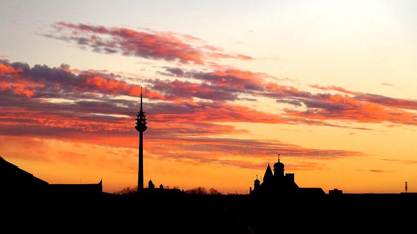 Mit einem solch imposanten und farbenprächtigen „Himmelsfeuerwerk“ hat sich am Silvesterabend das alte Jahr 2021 über Nürnbergs Fernsehturm und den Dächern des Dürer-Gymnasium verabschiedet. 
