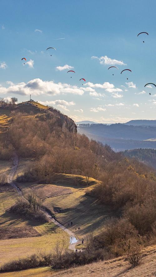 Das Foto zeigt einen wunderschönen Silvestertag auf dem Walberla bzw. Rodenstein, mit einer Menge "Luftverkehr" zwischen den beiden Hügeln.