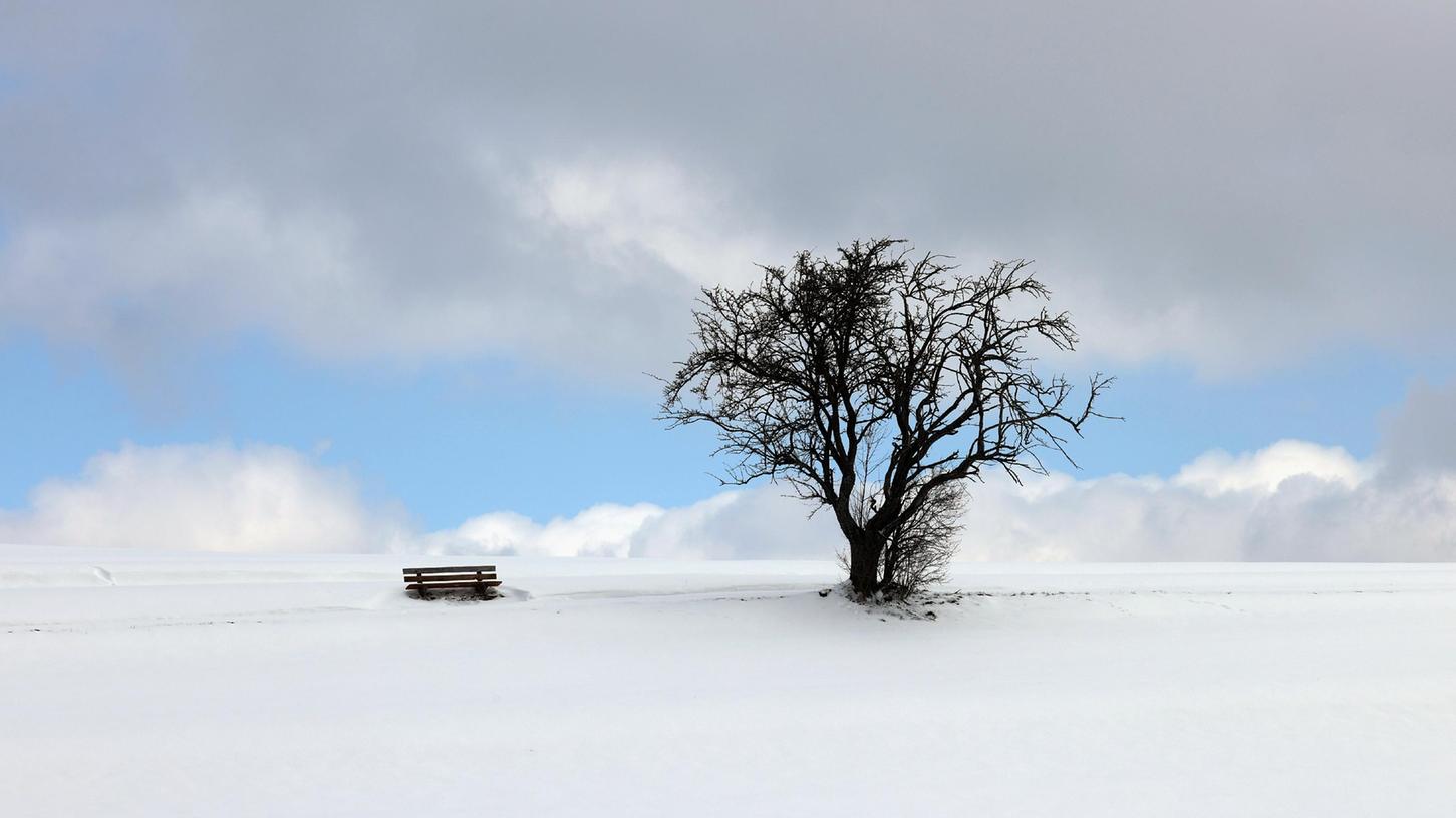 Das Landesamt für Umwelt sowie der Deutsche Wetterdienst suchen freiwillige Schneebeobachter, die einmal täglich die Schneehöhe messen.