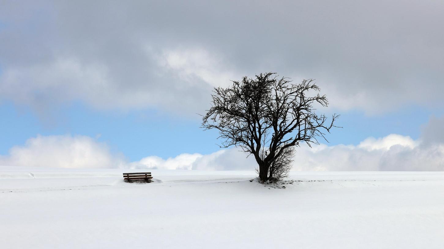 Das Landesamt für Umwelt sowie der Deutsche Wetterdienst suchen freiwillige Schneebeobachter, die einmal täglich die Schneehöhe messen.
Das Landesamt für Umwelt sowie der Deutsche Wetterdienst suchen freiwillige Schneebeobachter, die einmal täglich die Schneehöhe messen.