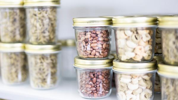 Nicht nur Trockenobst gilt gemeinhin (und fälschlicherweise) als geeigneter Snack-Ersatz in der Diät, auch Nüsse sind als gesunde Sattmacher bekannt. Walnüsse, Erdnüsse, Cashews und Co. sind voller gesunder Fette, Vitamine, Eisen und Proteine, aber eben auch voller Kalorien - besonders, wenn sie mit Fett geröstet und gewürzt sind. Dank der vielen gesunden Effekte sind Nüsse in der Diät demnach keinesfalls verboten, sollten aber nur in kleinen Portionen verspeist werden.