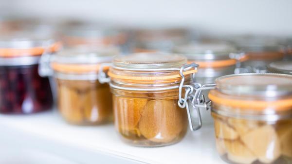 Trockenobst enthält in 30 Gramm schon mehr Zucker als eine ganze frische Frucht, also beispielsweise als ein Apfel. Deswegen sollten Abnehmwillige lieber die Finger von getrockneten Aprikosen, Datteln und Co. lassen und stattdessen, ähnlich wie bei Smoothies, auf Gemüse setzen. Karotten- oder Kohlrabi-Sticks eignen sich als diätkonformer Knabber-Ersatz statt Chips. Alternativ wären auch frische Obstsorten mit hohem Wassergehalt hilfreicher beim Erreichen des Abnehmziels als Trockenobst.