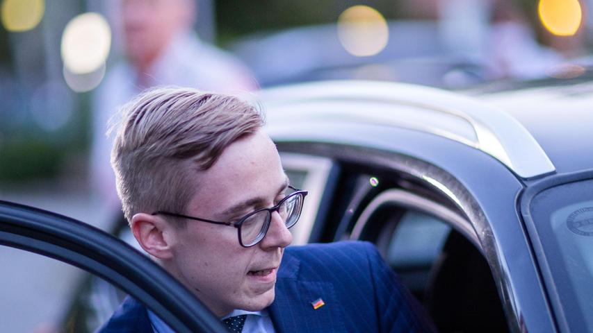 Der CDU-Abgeordnete Amthor muss wegen zu schnellen Fahrens seinen Führerschein für einen Monat abgeben und eine Geldstrafe von 450 Euro zahlen. Er war mit 120 km/h durch eine 70er-Zone gebrettert und hatte hinterher angegeben, nicht selbst gefahren zu sein.
Der CDU-Abgeordnete Amthor muss wegen zu schnellen Fahrens seinen Führerschein für einen Monat abgeben und eine Geldstrafe von 450 Euro zahlen. Er war mit 120 km/h durch eine 70er-Zone gebrettert und hatte hinterher angegeben, nicht selbst gefahren zu sein.