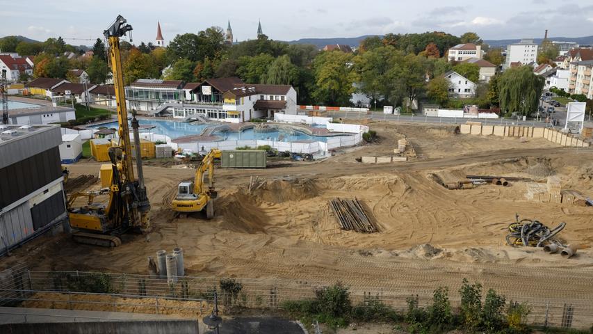 In den folgenden Wochen verwandelt sich das Gelände in eine Sandwüste. An der Seelstraße werden die ersten Spundwände eingesetzt. 