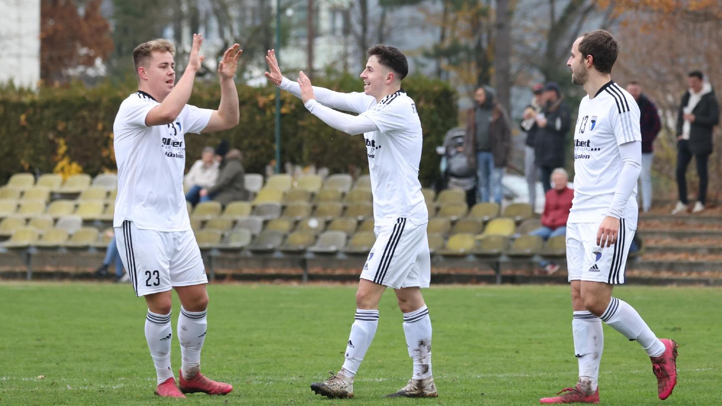 Definitiv angekommen: Yannick Kupfer (Mitte) wird nach einem Tor von Tim Hofmann abgeklatscht, Timo Goldammer eilt hinzu.
Definitiv angekommen: Yannick Kupfer (Mitte) wird nach einem Tor von Tim Hofmann abgeklatscht, Timo Goldammer eilt hinzu.