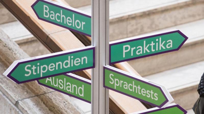 Viele Hochschulen öffnen ihre Türen auch schon für Schülerinnen und Schüler, die sich orientieren wollen. Viele Hochschulen öffnen ihre Türen auch schon für Schülerinnen und Schüler, die sich orientieren wollen.