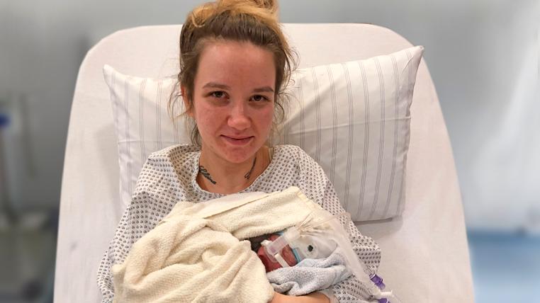 Am Neujahrsmorgen kam Zoé auf die Welt: Die Geburt verlief unkompliziert, die Kleine erhält nur etwas Sauerstoff zur Atemunterstützung, heißt es aus dem Fürther Klinikum.
Am Neujahrsmorgen kam Zoé auf die Welt: Die Geburt verlief unkompliziert, die Kleine erhält nur etwas Sauerstoff zur Atemunterstützung, heißt es aus dem Fürther Klinikum.