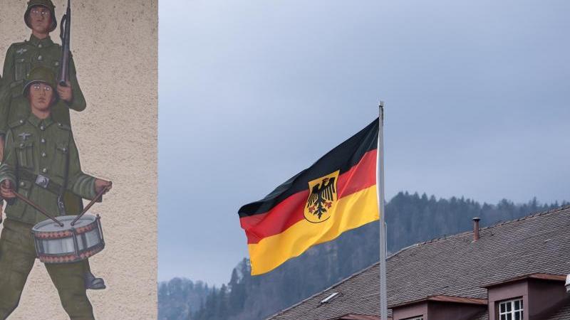 Die Hochstaufen-Kaserne in Bad Reichenhall ist unter anderem der Sitz des Gebirgsjäger-Bataillons 231, das bereits im vergangenen Jahr durch die radikalen Positionen eines seiner Unteroffiziere in die Schlagzeilen geriet. Nun wird gegen einen weiteren Soldaten dieser Einheit wegen mutmaßlicher verfassungsfeindlicher Umtriebe ermittelt. Die Hochstaufen-Kaserne in Bad Reichenhall ist unter anderem der Sitz des Gebirgsjäger-Bataillons 231, das bereits im vergangenen Jahr durch die radikalen Positionen eines seiner Unteroffiziere in die Schlagzeilen geriet. Nun wird gegen einen weiteren Soldaten dieser Einheit wegen mutmaßlicher verfassungsfeindlicher Umtriebe ermittelt.