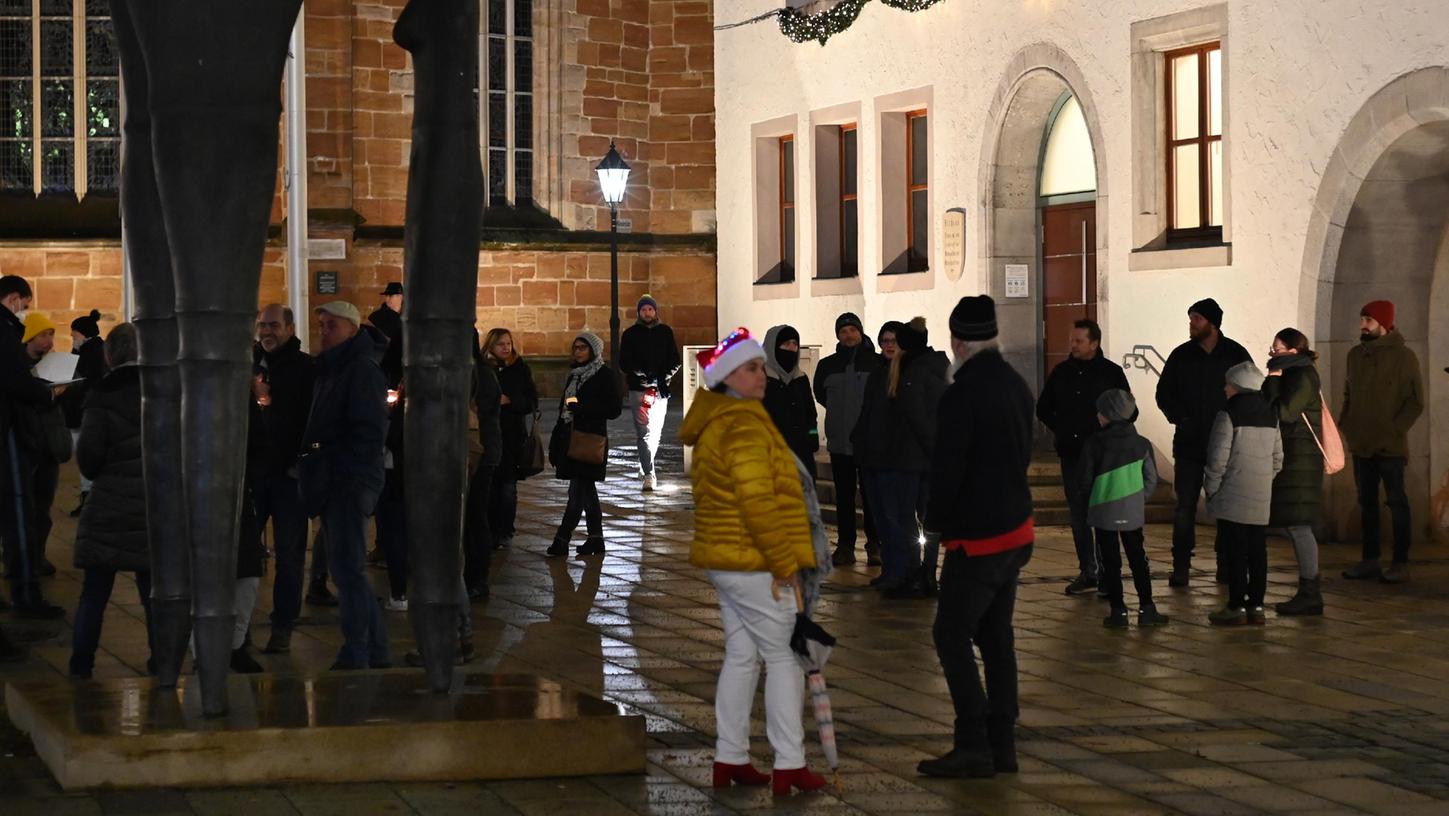 Die Demonstranten trafen sich vor dem Rathaus.