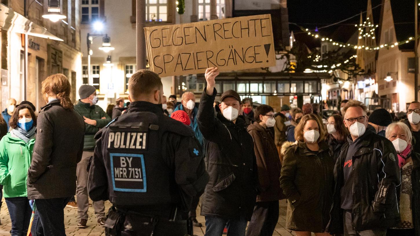 "Gegen rechte Spaziergänge" und "Mit Nazis geht man nicht ,spazieren'" hatten die Gegendemonstranten von "Roth ist bunt" auf ihre Transparente geschrieben.