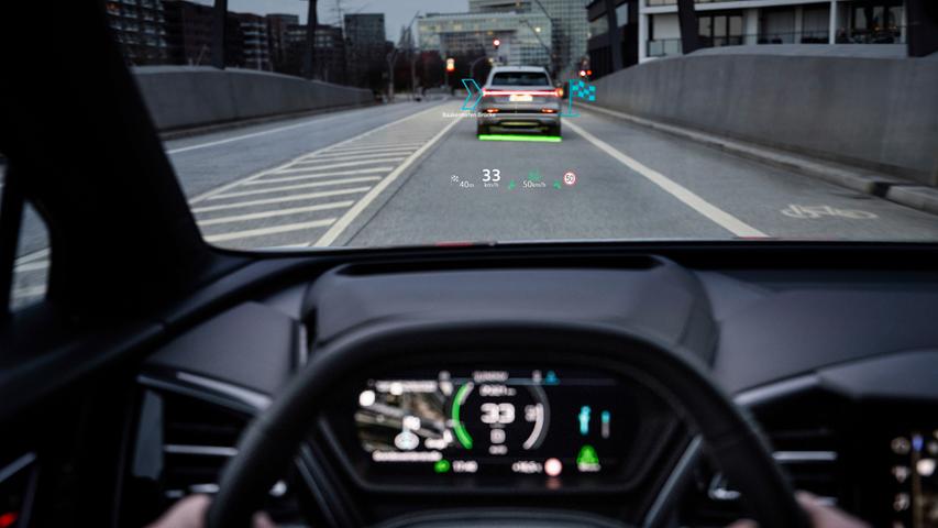 Zur teuren MMI Navigation pro (2930 Euro) gehört das Head-up-Display mit Augmented-Reality Funktionen (AR).
