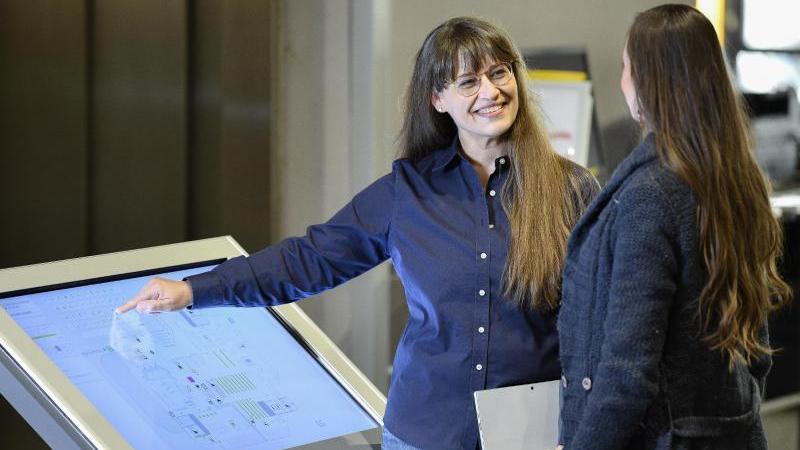 Auf der Suche nach den richtigen Informationen hilft Bibliothekarin Ute Engelkenmeier weiter. Auf der Suche nach den richtigen Informationen hilft Bibliothekarin Ute Engelkenmeier weiter.