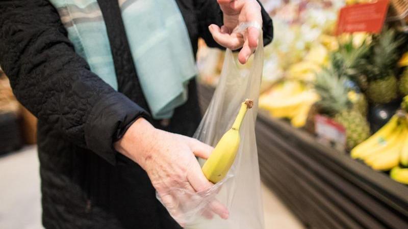 Die dünnen Plastiktüten an der Obsttheke im Supermarkt bleiben erlaubt. Sie werden auch Knotenbeutel oder Hemdchen-Tüte genannt.
