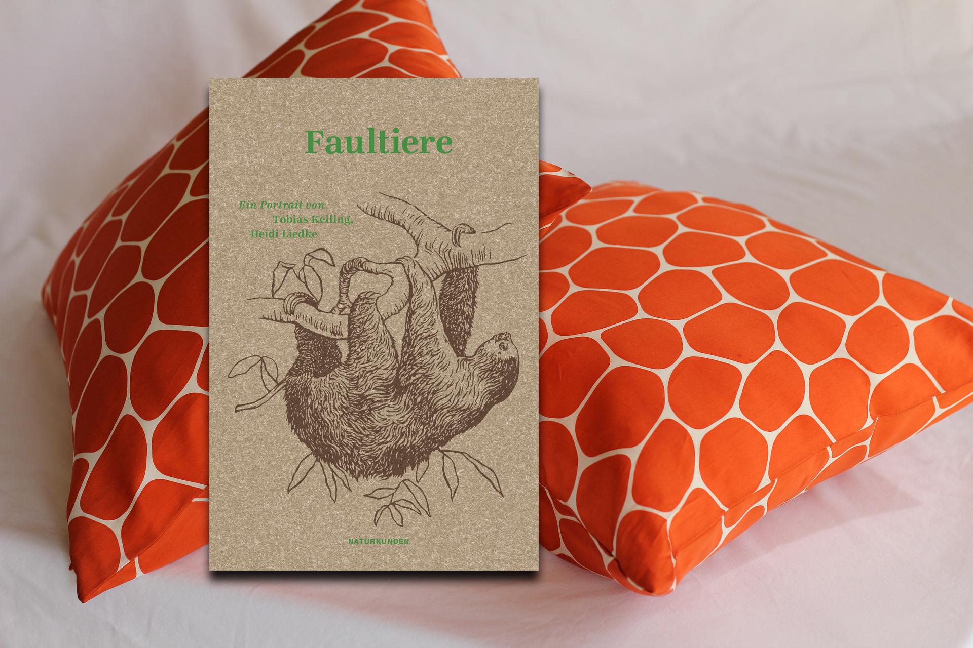 Hallo, Frau Diskriminierungsbeauftragte, Abteilung Vierbeiner, kann man den Namen vielleicht bald mal ändern? Wer wird denn schon gern "Faultier" genannt, nur weil man ein bisschen langsamer ist im Leben, sozusagen existenziell durchhängt und sich nicht selbst das grüne Zeug aus dem Fell kämmen kann? (Ai ist keine Alternative, da denken alle an Wei-Wei!). In der Reihe der "Naturkunden" legen Tobias Keiling und Heidi Liedke nun jedenfalls einen Band vor, der alles tut, um den trägen Tropenbewohner in seiner seit je schlechten Reputation zu rehabilitieren. Und kuckt er beim Chillen, wie man heute sagen würde, nicht unheimlich niedlich? (Matthes & Seitz, 20 Euro) Wolf Ebersberger