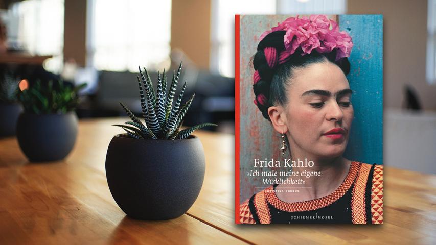 Gefühlt ein gutes Dutzend Bücher erscheint jedes Jahr neu über die Malerin Frida Kahlo , sogar für Kinder: Man kommt also kaum nach! Lohnenswert ist diese kleine Bildbiografie nach dem Rezept einer französischen Sachbuchreihe, die jetzt auch auf Deutsch vorliegt. "Ich male meine eigene Wirklichkeit" , so der Titel von Christina Burrus, erzählt kompakter als viele andere vom schmerzensreichen Leben und dem doch so vitalen Werk der mexikanischen Ausnahmekünstlerin (Schirmer/Mosel, 14,80 Euro). Wolf Ebersberger