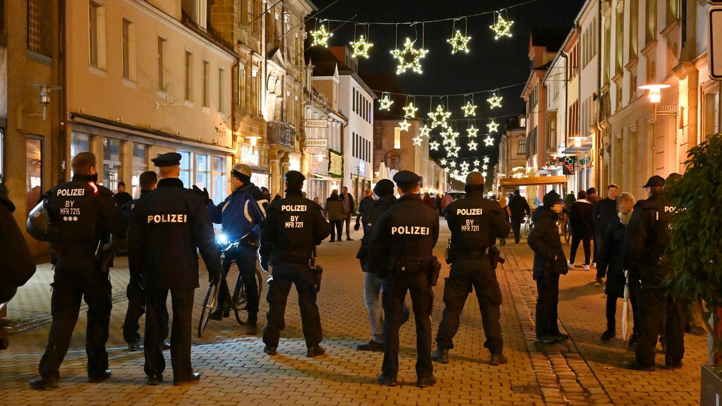 Erst jüngst versammelten sich rund 100 Menschen auf dem Rathausplatz in Erlangen, um gegen die Coronavorschriften zu demonstrieren.
Erst jüngst versammelten sich rund 100 Menschen auf dem Rathausplatz in Erlangen, um gegen die Coronavorschriften zu demonstrieren.
