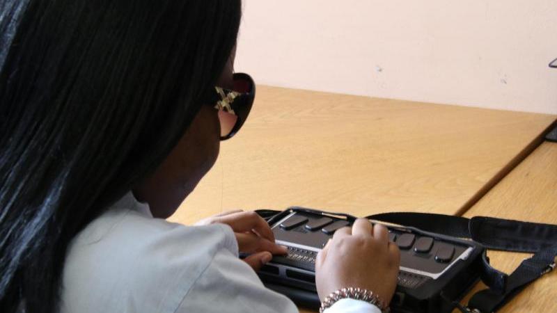 Die blinde Schülerin Gadija Gonsalwes liest mit einem e-Braille PC. Deutsche Wissenschaftler arbeiten an einer Technologie, die auch Blinden einen Blick in die digitale Welt mit ihren Bildern und Grafiken gewährt. Die blinde Schülerin Gadija Gonsalwes liest mit einem e-Braille PC. Deutsche Wissenschaftler arbeiten an einer Technologie, die auch Blinden einen Blick in die digitale Welt mit ihren Bildern und Grafiken gewährt.