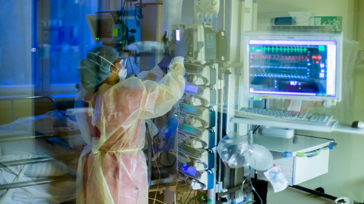 Die Behandlung eines invasiv beatmeten Patienten kostet nach Angaben der AOK und der Barmer 32.000 bis 33.000 Euro.
Die Behandlung eines invasiv beatmeten Patienten kostet nach Angaben der AOK und der Barmer 32.000 bis 33.000 Euro.