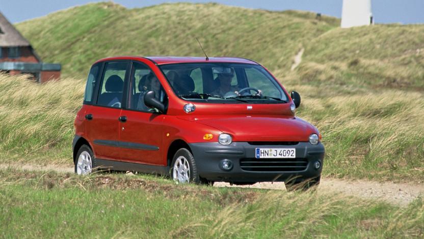 Beim ersten Blick auf den Fiat Multipla herrscht Verwirrung. Grund hierfür sind die Scheinwerferbereiche, die dem Multipla eine Art doppeltes Gesicht verleihen, das nur eine Mutter lieben kann. Während Abblendlicht und Blinker über der Stoßstange sitzen, ist das Fernlicht in einer abgesetzten Leiste unterhalb der Windschutzscheibe nahe der A-Säule verbaut. Auch das Heck wirkt durch eine Sicke unterhalb der Heckscheibe wie zwei unpassende Puzzleteile. Fiat baute den Van zwischen 1999 und 2010. Sein cleveres, verstellbares Raumkonzept erlangte in der Zeit durchaus Anerkennung. Der Mutipla punktete nicht auf der Schönheitsskala, dafür aber mit viel Platz und drei Sitzen in der vorderen Sitzreihe. Im Jahr 2000 wurde er sogar von „Top Gear“ und dem „Car of the Year“-Komitee zum Familienauto des Jahres gewählt. Die zweite Generation verlor maßgeblich etwas von der schieren Durchgeknalltheit und blieb, vielleicht deshalb, erfolglos. Wir finden: Weil seine Form so radikal anders war als alles davor und danach, hellt er unser eintöniges Alltagsbild aus grau-schwarzen Crossovern und Kompaktwagen immer etwas auf. Oder belustigt es zumindest. Einen Schönheitspreis gibt es dafür allerdings nicht.