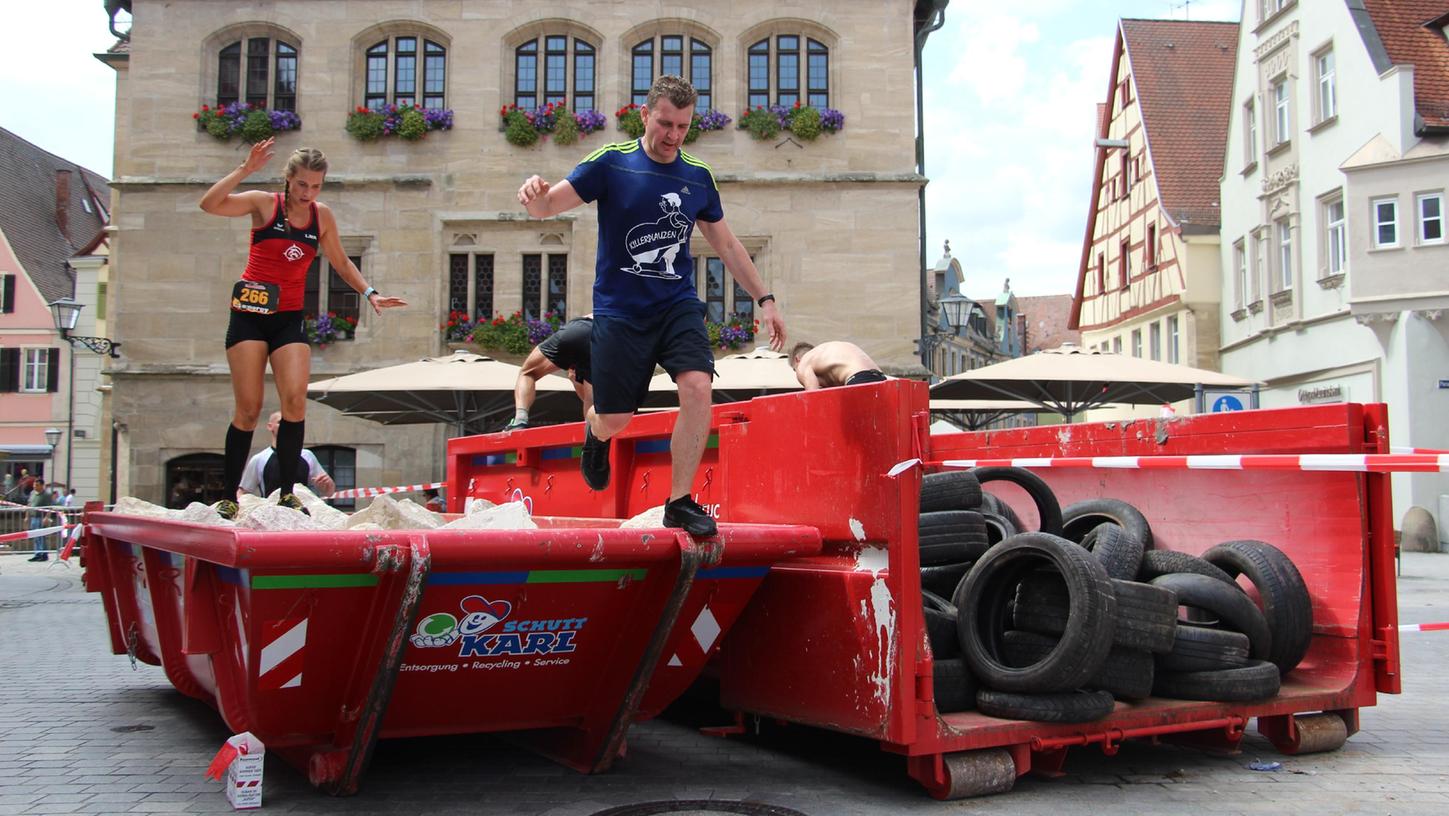 Nach der deutlich abgespeckten Version im vergangenen Jahr hofft man für August 2022 wieder auf den gewohnten Rats-Runners-Lauf in Weißenburg. Dann soll es vor dem Gotischen Rathaus nicht nur Hindernisse und Sportlerinnen und Sportler geben, sondern vor allem auch zahlreiche Zuschauer.
Nach der deutlich abgespeckten Version im vergangenen Jahr hofft man für August 2022 wieder auf den gewohnten Rats-Runners-Lauf in Weißenburg. Dann soll es vor dem Gotischen Rathaus nicht nur Hindernisse und Sportlerinnen und Sportler geben, sondern vor allem auch zahlreiche Zuschauer.