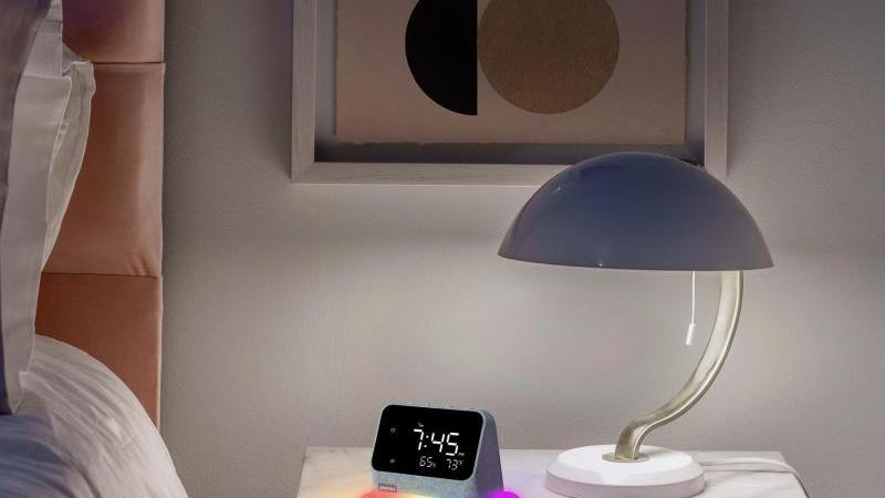 Diskrete Uhr mit buntem Kraken-Blob zum Andocken. Lenovos Smart Clock Essential mit Alexa will mit lustigen Farbmodulen punkten.