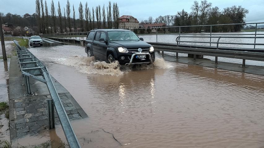 Nach starken Regenschauern: Erste Straßen in der Region sind bereits überschwemmt
